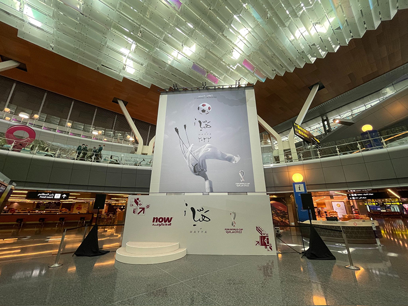 WM-Poster 2022 am Flughafen in Katar