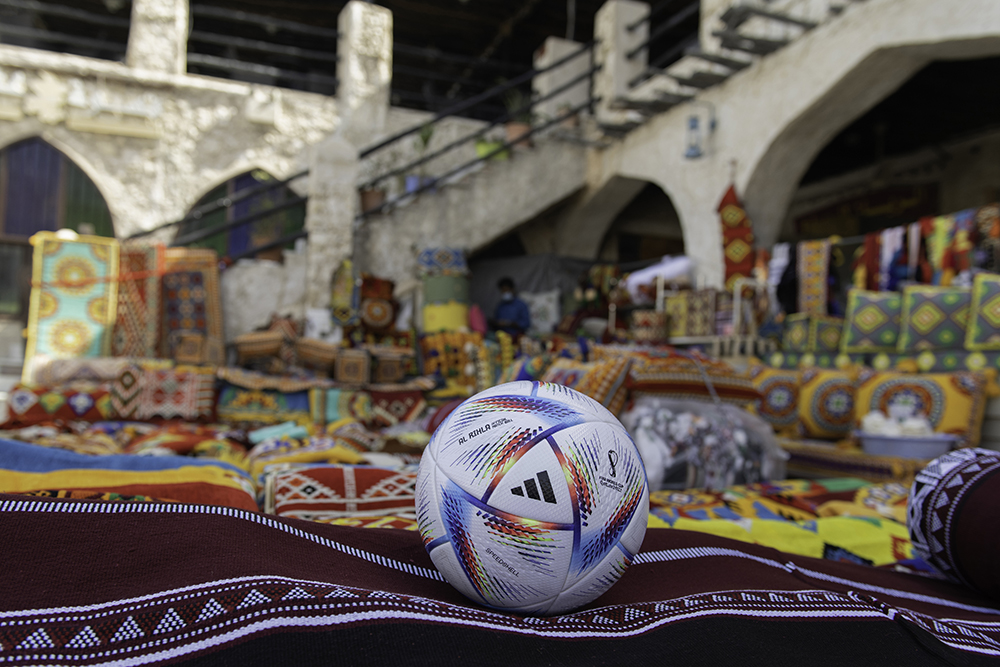 WM 2022 Ball auf kleid