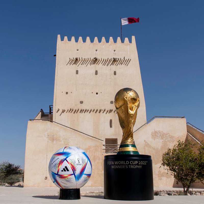 Ball und Pokal der Weltmeisterschaft 2022 in Katar